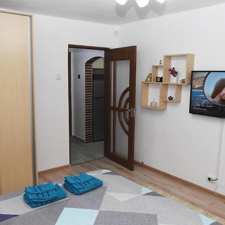1St Apartment Nehoiu Exteriör bild