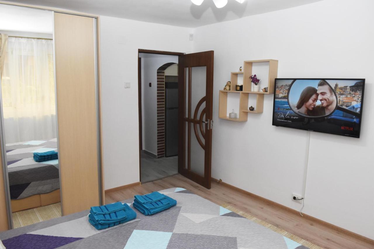 1St Apartment Nehoiu Exteriör bild