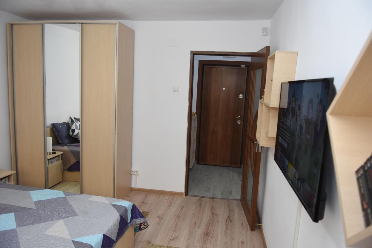1St Apartment Nehoiu Exteriör bild